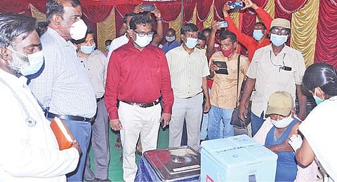 தாம்பரம் தமிழ்நாடு அரசு போக்குவரத்து பணிமனையில் தடுப்பூசி போடும் முகாமை ஆய்வு செய்கிறார் போக்குவரத்து துறை செயலர் சமயமூர்த்தி. உடன் மாவட்ட ஆட்சியர் ஜான் லூயிஸ்.