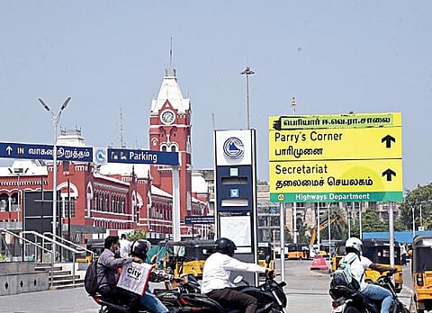 சென்னை பெரியார் ஈ.வெ.ரா. நெடுஞ்சாலையை (பூந்தமல்லி நெடுஞ்சாலை) கிராண்ட் வெஸ்டர்ன் டிரங்க் ரோடு என பெயர் மாற்றம் செய்ததற்கு பல்வேறு அரசியல் கட்சியினர் எதிர்ப்பு தெரிவித்து புதிய பெயரை தார்பூசி அழித்தனர். இதையடுத்து, சென்னை சென்ட்ரல் அருகே நெடுஞ்சாலைத் துறை சார்பில் வைக்கப்பட்டுள்ள பெயர் பலகையில் தார்பூசி அழிக்கப்பட்ட இடத்தில் பெரியார் ஈ.வெ.ரா.சாலை என நேற்று மீண்டும் பெயர் மாற்றம் செய்து ஒட்டப்பட்டுள்ளது. படம்: ம.பிரபு