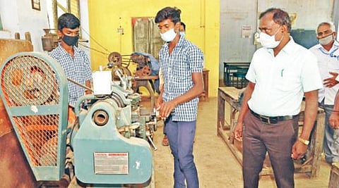 கிருஷ்ணகிரி அரசு ஆண்கள் மேல்நிலைப்பள்ளியில் பிளஸ் 2 மாணவர்களுக்கு செய்முறை தேர்வு நேற்று நடந்தது.