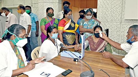 ஈரோடு மாவட்ட ஆட்சியர் அலுவலகத்தில் பணிபுரியும் அரசு அலுவலர்களுக்கு நேற்று கரோனா தடுப்பூசி போடப்பட்டது.