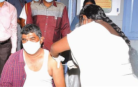 திருப்பூர், நீலகிரி மாவட்டங்களில் கரோனா தடுப்பூசிக்கு தட்டுப்பாடு : அரசு மருத்துவமனைகளில் திருப்பி அனுப்பும் சூழல்: பொதுமக்கள் புகார்