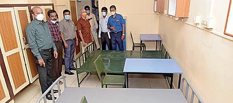 விஐடி வளாகத்தில் - 1,000 படுக்கைகளுடன் கரோனா சிகிச்சை வார்டு : வேலூர் மாவட்ட ஆட்சியர் சண்முகசுந்தரம் ஆய்வு