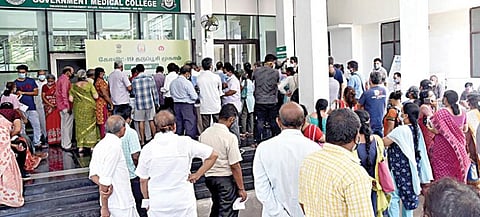 சென்னையில் கரோனா தொற்று எண்ணிக்கை அதிகரித்து வரும் சூழலில், கரோனா தடுப்பூசி போட்டுக்கொள்வதற்கான ஆர்வம் மக்களிடம் அதிகரித்துள்ளது. சென்னை ஓமந்தூரார் அரசு மருத்துவக் கல்லூரி வளாகத்தின் வெளியே தடுப்பூசி போட்டுக்கொள்வதற்காக நேற்று காத்திருந்த பொதுமக்கள்.படம்: ம.பிரபு