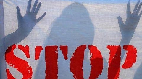 பின்னணி பாடகி மகளுக்கு பாலியல் வன்கொடுமை; உறவினர், கிறிஸ்தவ மதபோதகர் உட்பட 4 பேரை பிடிக்க தீவிரம்: அண்டை மாநிலங்களிலும் தேடுதல் வேட்டை