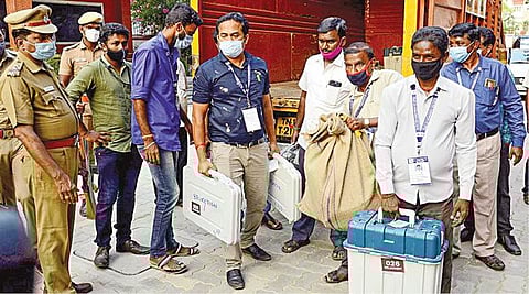 சென்னை வேளச்சேரி தொகுதியில் இன்று மறு வாக்குப்பதிவு நடைபெறும் 92-வது வாக்குசாவடி அமைந்துள்ள டிஏவி பள்ளிக்கு மின்னணு வாக்குப்பதிவு இயந்திரங்களை போலீஸ் பாதுகாப்புடன் நேற்று கொண்டு வந்த தேர்தல் அலுவலர்கள்.படம்: பு.க.பிரவீன்