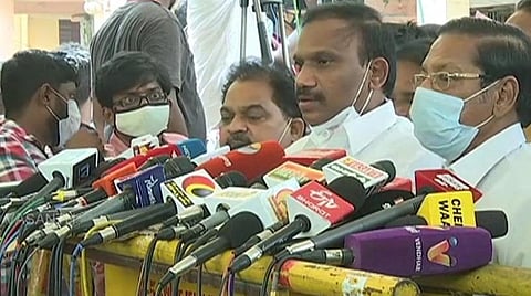 விவேக் உடலுக்கு அஞ்சலி செலுத்திய பின் செய்தியாளர்களை சந்தித்த ஆ.ராசா, ஆர்.எஸ்.பாரதி உள்ளிட்டோர்.