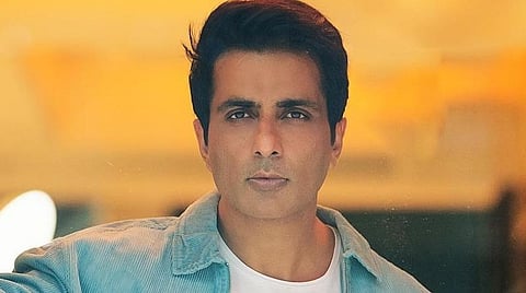 உதவி கேட்டு ஆயிரக்கணக்கான அழைப்புகள், அனைவருக்கும் உதவ முடியவில்லையே: சோனு சூட் ஆதங்கம்