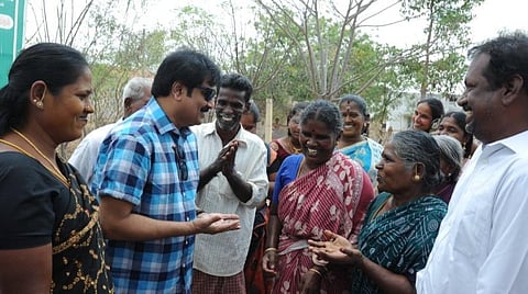 பணியாளர்களை பாராட்டிய விவேக்.