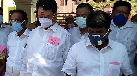 செய்தியாளர்களிடம் பேசிய அமைச்சர் சி.விஜயபாஸ்கர். உடன் அதிமுக வேட்பாளர்கள், கட்சி நிர்வாகிகள்.