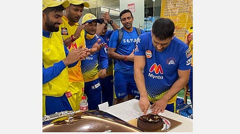 200 வது போட்டியில் பங்கேற்றதற்காக கேக் வெட்டிக் கொண்டாடிய தோனி | படம் உதவி ட்விட்டர்