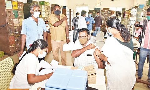 தி.மலை நகர தேனிமலை பணிமனையில் அரசுப் போக்குவரத்து கழக தொழிலாளர்களுக்கு கரோனா தடுப்பூசி செலுத்தப்பட்டது.