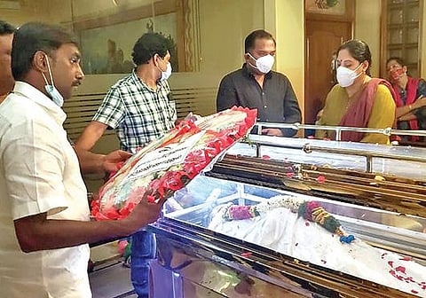 மறைந்த நடிகர் விவேக் உடலுக்கு தூய்மை அருணை அமைப்பின் சார்பில் மருத்துவர் எ.வ.வே.கம்பன் மலர் வளையம் வைத்து அஞ்சலி செலுத்தினார்.