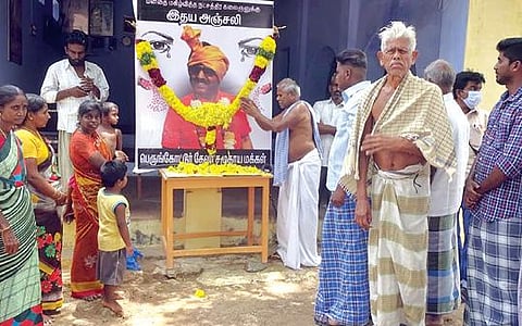 சங்கரன்கோவில் அருகேயுள்ள நடிகர் விவேக்கின் சொந்த ஊரான பெருங்கோட்டூர் கிராம மக்கள் அவரது உருவப்படத்தை அலங்கரித்து வைத்து மலரஞ்சலி செலுத்தினர்.