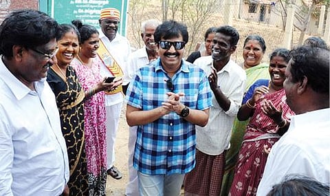 புதுக்கோட்டை மாவட்டம் அன்னவாசல் அருகே திருவேங்கைவாசலில் போத்து முறையில் வளர்க்கப்பட்ட மரத்தைப் பார்வையிட்டதுடன், பராமரிப்பு பணியில் ஈடுபட்ட பணியாளர்களை பாராட்டிய நடிகர் விவேக். உடன் அப்போதைய ஆட்சியர் சு.கணேஷ் உள்ளிட்டோர்.(கோப்பு படம்)