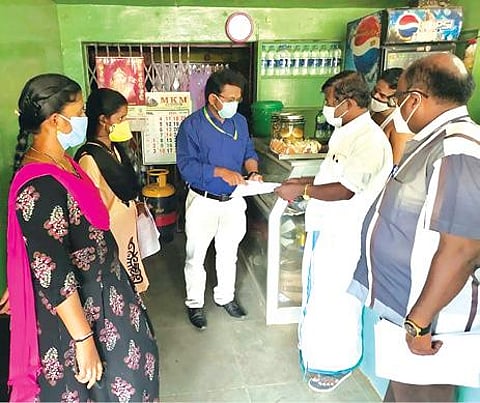 திருநெல்வேலி மாநகராட்சி சார்பில் கரோனா நோய் பரவலை கட்டுப்படுத்துவதற்காக கடைபிடிக்க வேண்டிய நெறிமுறைகள் குறித்த துண்டுப் பிரசுரங்கள் கடைகளுக்கு விநியோகம் செய்யப்பட்டன.