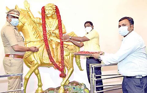 ஈரோடு மாவட்டம் அரச்சலூர் அடுத்த ஓடாநிலையில், தீரன் சின்னமலையின் 265-வது பிறந்த நாளை முன்னிட்டு அவரது உருவச்சிலைக்கு ஆட்சியர் சி.கதிரவன், மாவட்ட காவல் கண்காணிப்பாளர் தங்கதுரை ஆகியோர் மாலை அணிவித்து மரியாதை செய்தனர்.