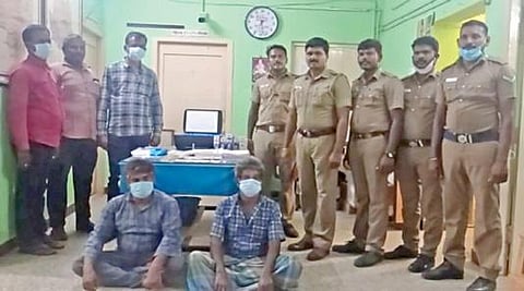 அந்தியூரில் கள்ளநோட்டு அச்சடித்த இருவரை காவல் துறையினர் கைது செய்தனர்.