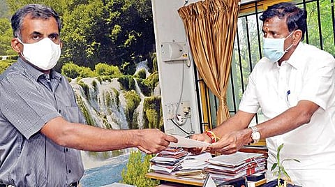 பெருந்துறையில் உள்ள அரசு மருத்துவக்கல்லூரி மருத்துவமனையில் கரோனா தடுப்பு மருந்துகள் போதிய அளவு வழங்கக்கோரி எம்எல்ஏ தோப்பு வெங்கடாசலம் ஆட்சியரின் நேர்முக உதவியாளரிடம் மனு அளித்தார்.