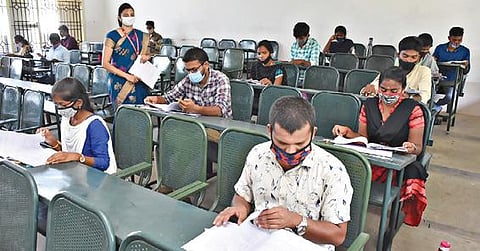 சேலம் சின்னத்திருப்பதியில் உள்ள தனியார் கலை அறிவியல் கல்லூரி தேர்வுக்கூடத்தில் நடந்த டிஎன்பிஎஸ்சி தேர்வில் ஆர்வமுடன் பங்கேற்று தேர்வு எழுதிய தேர்வர்கள்.