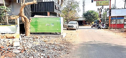 காரைக்குடியில் ஆக்கிரமிப்பால் சுருங்கிய சுப்பிரமணியபுரம் முதலாவது வீதி.