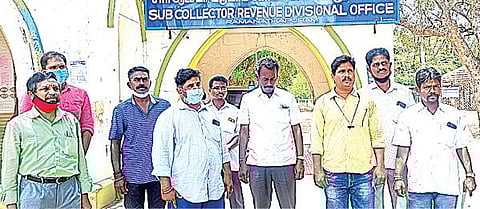 மண்டேலா திரைப்படத்தை தடை செய்யக்கோரி, ராமநாதபுரம் சார் ஆட்சியரிடம் மனு அளிக்க வந்த மருத்துவர் சமூக நலச் சங்கத்தினர்.