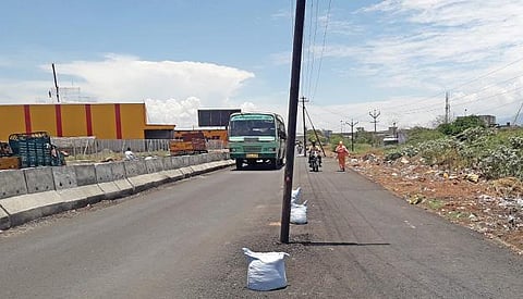 திண்டுக்கல் நகர் பேகம்பூரில் இருந்து வத்தலகுண்டு செல்லும் சாலையின் நடுவே விபத்தை ஏற்படுத்தும் வகையில் உள்ள மின்கம்பங்கள். படம்: பி.டி.ரவிச்சந்திரன்