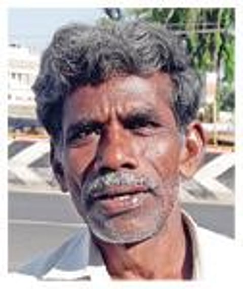 திண்டுக்கல் திருச்சி சாலையில் வேலைவாய்ப்புக்காக காத்திருக்கும் தொழிலாளர்கள். உள்படம்: தொழிலாளி காளியப்பன்.