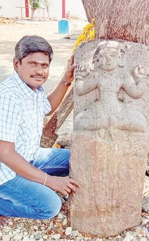 சிற்பத்தை ஆய்வு செய்யும் உதவிப் பேராசிரியர் போ.கந்தசாமி.