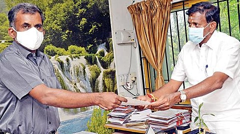 பெருந்துறையில் உள்ள அரசு மருத்துவக்கல்லூரி மருத்துவமனையில் கரோனா தடுப்பு மருந்துகள் போதிய அளவு வழங்கக்கோரி எம்எல்ஏ தோப்பு வெங்கடாசலம் ஆட்சியரின் நேர்முக உதவியாளரிடம் மனு அளித்தார்.