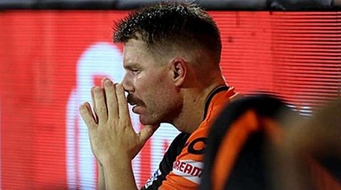 சன்ரைசர்ஸ் அணியின் கேப்டன் டேவிட் வார்னர் வேதனையுடன் அமர்ந்திருந்த காட்சி | படம் உதவி ட்விட்டர்