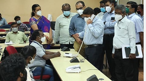 கட்டுப்பாட்டு அறையை பார்வையிட்ட பிரகாஷ்.