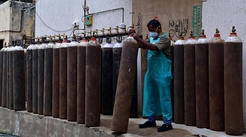 கோவிட் நோயாளிகளுக்கு அவசர தேவை; திரவ மருத்துவ ஆக்ஸிஜன், சிலிண்டர்கள் கொண்டு செல்ல தயார் நிலையில் ரயில்வே