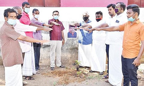 நடிகர் விவேக் மறைவுக்கு அஞ்சலி செலுத்தும் விதமாக செய்துங்கநல்லூர் அரசு நூலகத்தில் மரக்கன்று நட்டு உறுதிமொழி எடுத்துக் கொண்ட தன்னார்வலர்கள்.