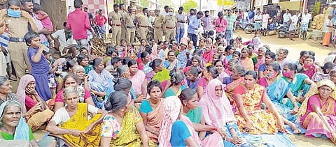 டாஸ்மாக் கடையை அகற்றக்கோரி மேலப்பாவூரில் சாலை மறியலில் ஈடுபட்ட பொதுமக்கள்.