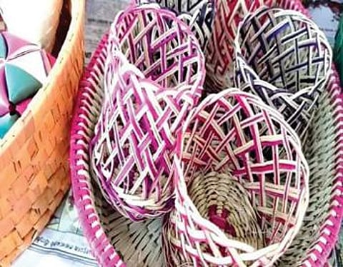 திருச்செந்தூர் அருகே அடைக்கலாபுரம் கிராமத்தில் பனைத் தொழிலில் ஈடுபட்டுள்ள பிடெக் பட்டதாரி இளைஞர் அண்டோ பிரைட்டன்.