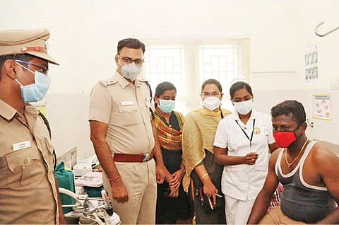 தூத்துக்குடியில் காவல் துறையினருக்கான சிறப்பு கரோனா தடுப்பூசி முகாமை எஸ்.பி. ஜெயக்குமார் தொடங்கி வைத்தார்.