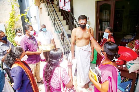 நெல்லை, தென்காசி, தூத்துக்குடி மாவட்டங்களில் - அதிகரிக்கும் கரோனாவுக்கு 3 பேர் உயிரிழப்பு : குமரியில் வீடு, வீடாக காய்ச்சல் பரிசோதனை