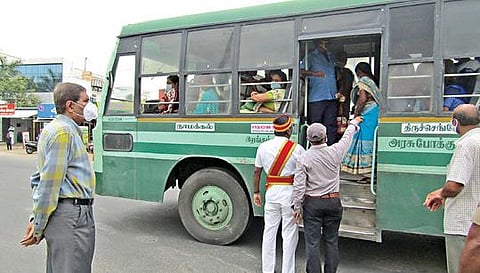 நாமக்கல் நல்லிபாளையத்தில் பேருந்துகளில் கரோனா தொற்று தடுப்பு நடவடிக்கை கடைபிடிக்கப்படுகிறதா என மாவட்ட ஆட்சியர் கா.மெகராஜ் ஆய்வு செய்தார்.