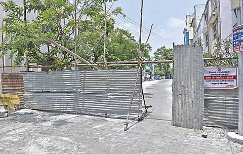 கட்டுப்படுத்தப்பட்ட பகுதியாக அறிவிக்கப்பட்ட சேலம் அரிசிபாளையம் ஆர்.டி.பால் தெருவில் மாநகராட்சி சார்பில் தடுப்புகள் வைத்து கண்காணிப்புப் பணிகள் மேற்கொள்ளப்பட்டு வருகிறது. படம்: எஸ்.குரு பிரசாத்