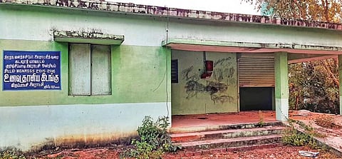 குறிஞ்சிப்பாடி அருகே விருப்பாட்சி கிராமத்தில் பயன்பாடு இல்லாமல் உள்ள உணவு தானிய கிடங்கு.