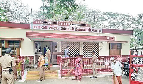 கரோனா தொற்றினைத் தடுக்கும் வகையில் ஈரோடு வடக்கு காவல்நிலையத்தில் கிருமிநாசினி தெளிக்கும் பணியில் சுகாதாரத்துறை பணியாளர்கள் ஈடுபட்டனர்.