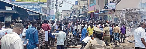 தீ விபத்தில் உயிரிழந்த மோகன், அவரது பேரன்கள் தேஜஸ், தனுஜ்மோகன்.(கோப்புப் படம்)