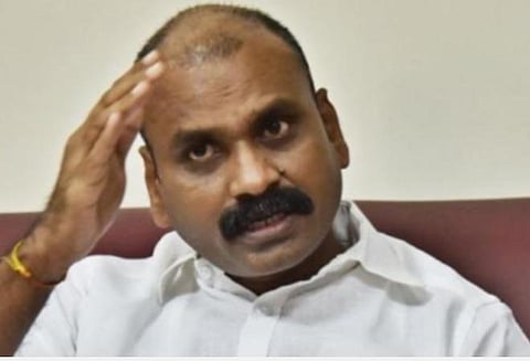 தலைவர்களே தடுப்பூசி குறித்து மக்கள் மத்தியில் பீதியைக் கிளப்புவதா?- எல்.முருகன் கண்டனம்