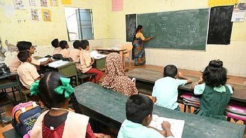 கரோனா பரவல் அதிகரித்துள்ளதால் ஆசிரியர்கள் பள்ளிக்கு செல்வதில் இருந்து விலக்கு அளிக்க மனு