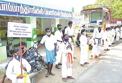 செய்யாறு அடுத்த பாப்பாந்தாங்கல் கிராமத்தில் கரோனா தடுப்பூசி குறித்து விழிப்புணர்வு பேரணியில் ஈடுபட்ட கராத்தே பள்ளி மாணவர்கள்.