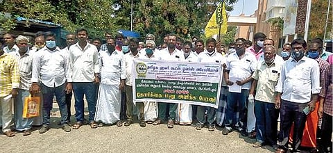 திருவிழாக்களை கட்டுப்பாடுடன் நடத்த அனுமதிக்க வேண்டும் என மனு கொடுக்க வந்த தமிழ்நாடு பந்தல் அமைப்பாளர் நலச்சங்கத்தினர்.