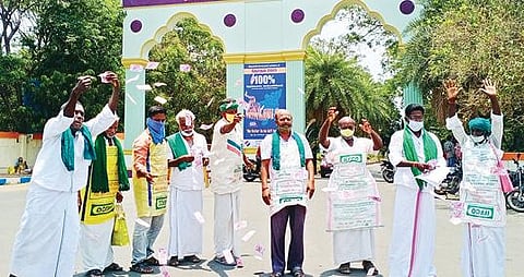 திருவண்ணாமலை மாவட்ட ஆட்சியர் அலுவலகம் முன்பு மத்திய அரசு வழங்கும் நிதி உதவியை மீண்டும் வழங்க வலியுறுத்தி 2 ஆயிரம் ரூபாய் தாள்களின் மாதிரிகளை வீசி நூதன போராட்டத்தில் ஈடுபட்ட விவசாயிகள்.