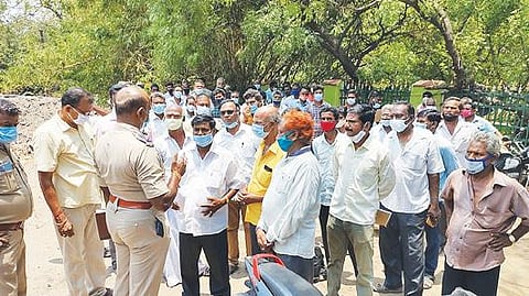 வேலூர் மாவட்ட ஆட்சியர் அலுவலகத்தில் மனு அளிக்க பேரணியாக வந்த ஒளி, ஒலி அமைப்பு மற்றும் பந்தல் அமைப்பு தொழிலாளர் நலச்சங்கத்தினர். படம்: வி.எம்.மணிநாதன்.