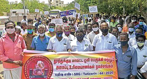 திருநெல்வேலி மற்றும் தூத்துக்குடி ஆட்சியர் அலுவலகங்களில் மனு அளிக்க வந்த ஒலி, ஒளி அமைப்பாளர்கள். படங்கள்: மு.லெட்சுமி அருண், என்.ராஜேஷ்.