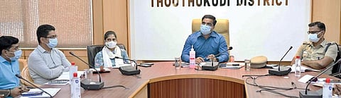 தூத்துக்குடி மாவட்ட ஆட்சியர் அலுவலகத்தில் நடைபெற்ற கரோனா தடுப்பு நடவடிக்கைகள் குறித்த ஆலோசனை கூட்டத்தில் மாவட்ட ஆட்சியர் கி.செந்தில் ராஜ் பேசினார். படம்: என்.ராஜேஷ்